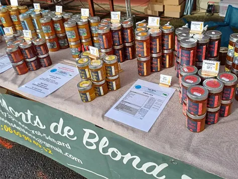 Pots de miel avec les nouvelles étiquettes
