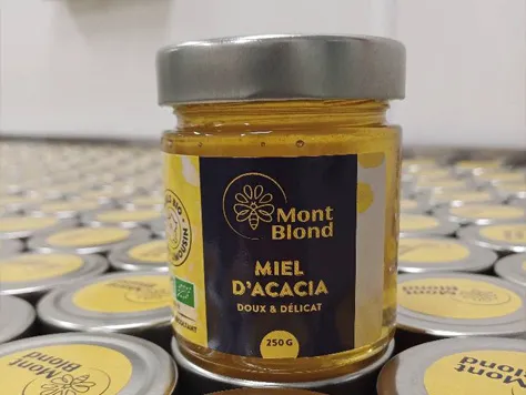 Pots de miel d'acacia avec nouvelle étiquette